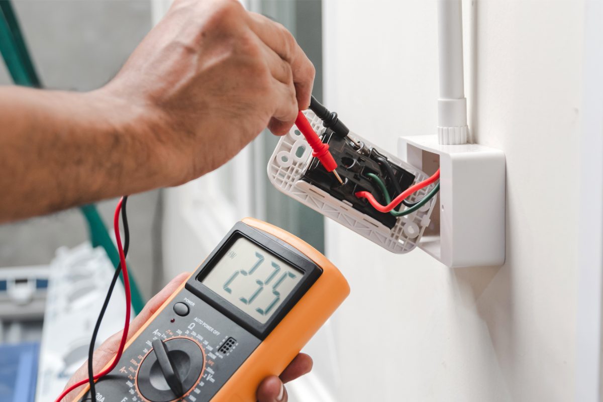 électricien faisant des vérifications électriques  sur chantier 