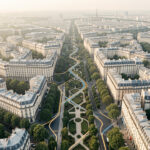 Vue aérienne réaliste de Paris montrant des quartiers résidentiels, des immeubles haussmanniens et des lignes de métro stylisées dans une ambiance éditoriale immobilière.